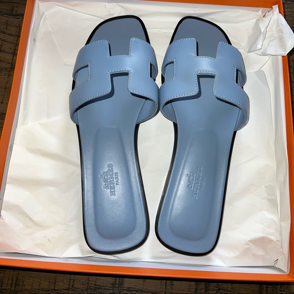 AUTHENTIC HERMES WOMANS SANDALS SIZE 37 NEVER WORN!